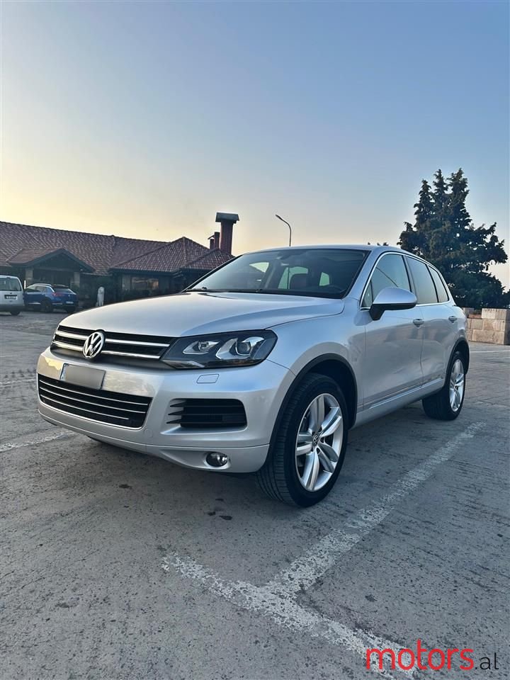 2013' Volkswagen Touareg photo #3