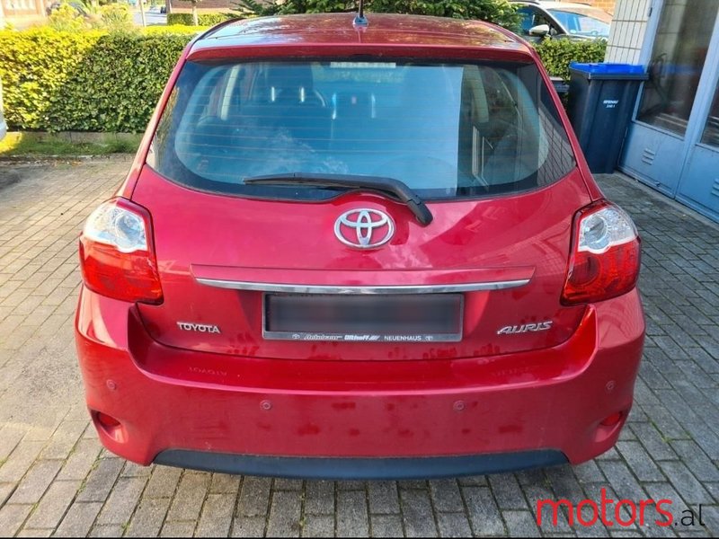 2011' Toyota Auris photo #2