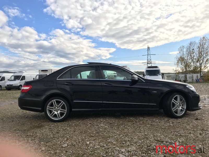 2009' Mercedes-Benz E-Class Mercedes E350 CDI BlueEffcienc photo #3