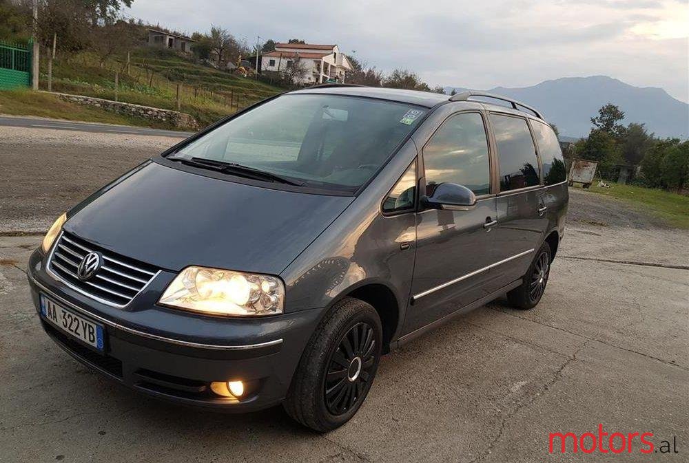 2011' Volkswagen Sharan photo #1