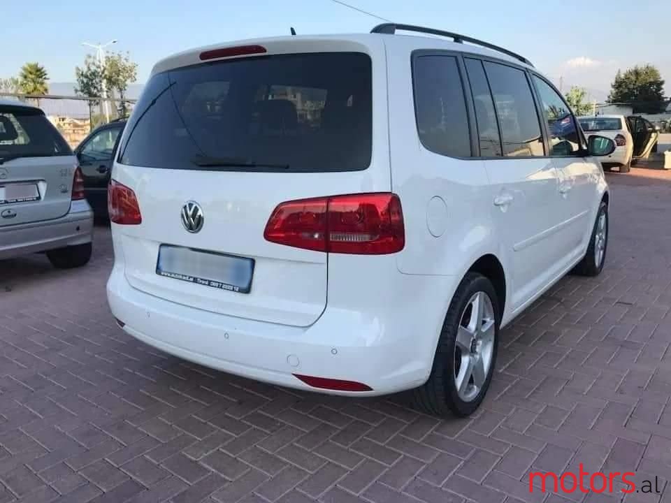 2011' Volkswagen Touran photo #3