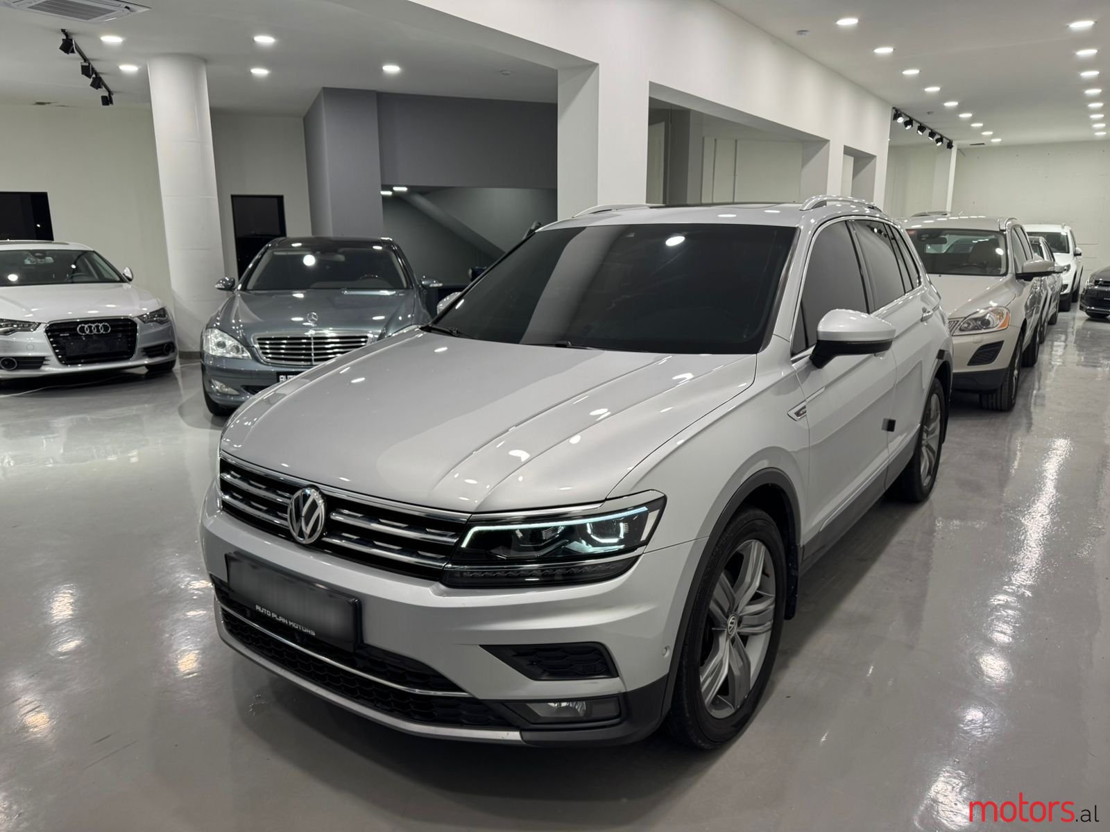 2018' Volkswagen Tiguan photo #1