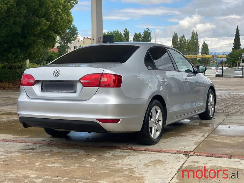 2011' Volkswagen Golf photo #2