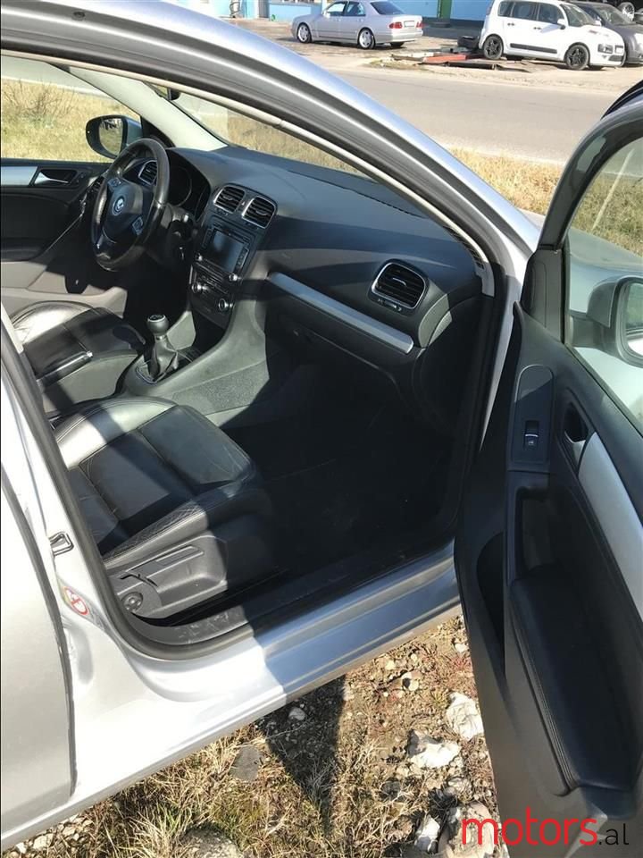 2008' Volkswagen Golf photo #5