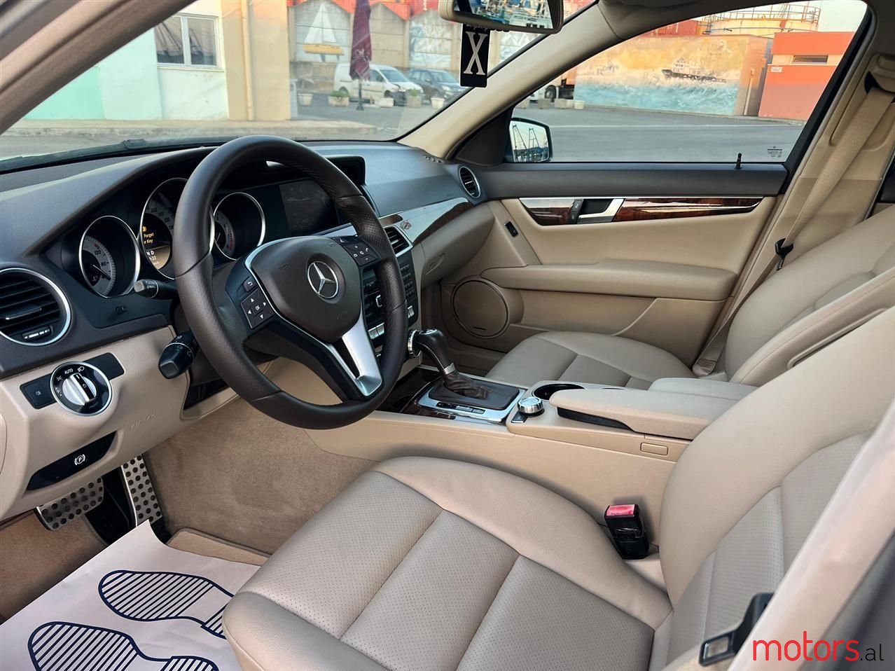 2012' Mercedes-Benz C 300 photo #6