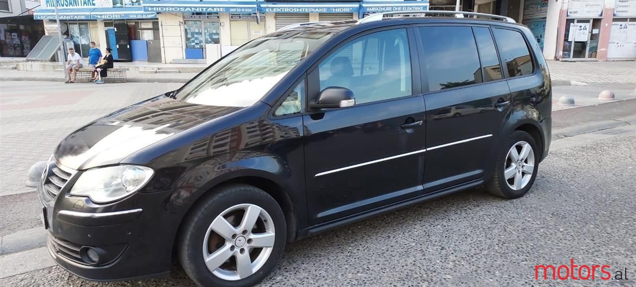 2009' Volkswagen Touran photo #1