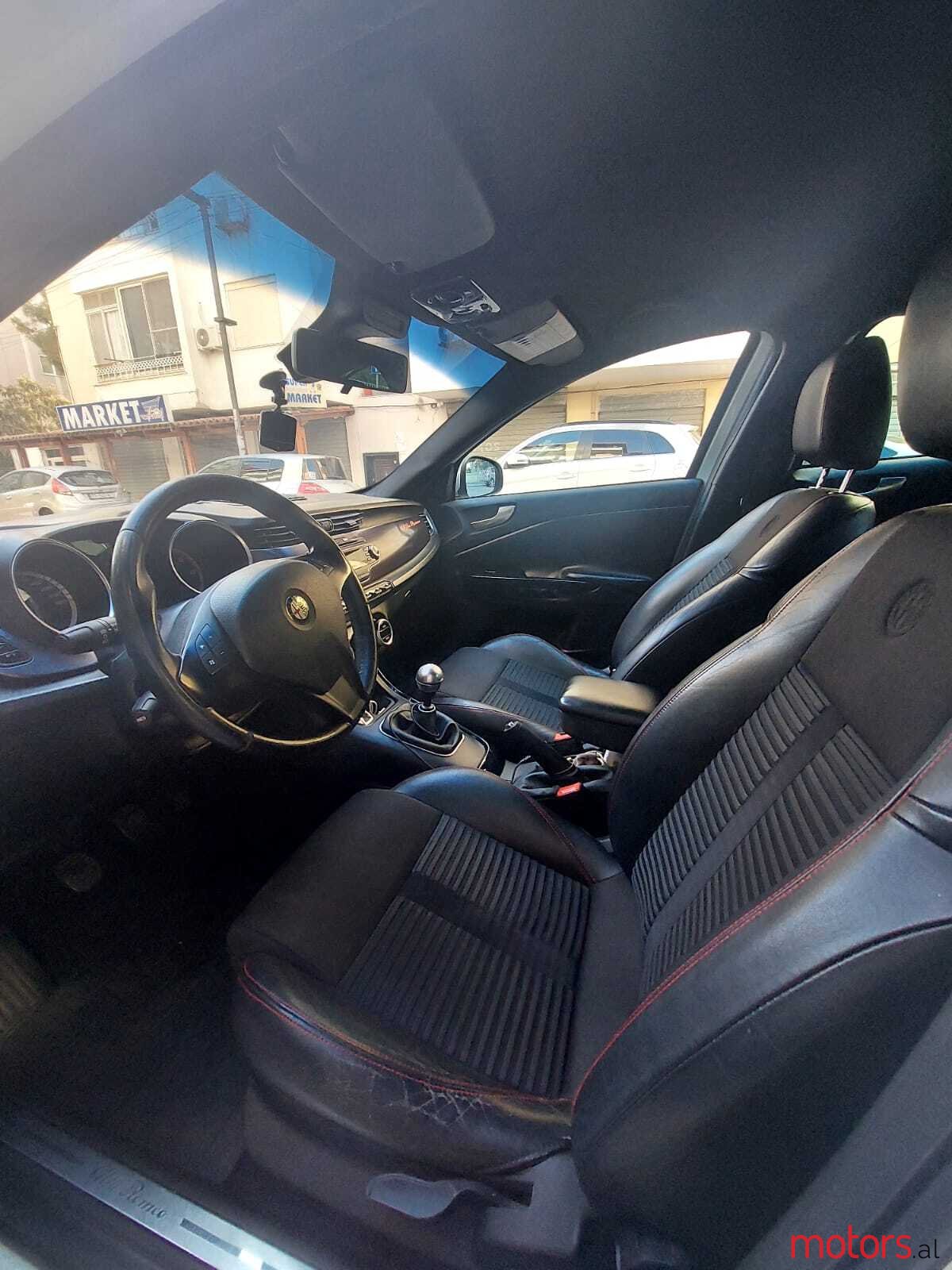 2011' Alfa Romeo Giulietta photo #5