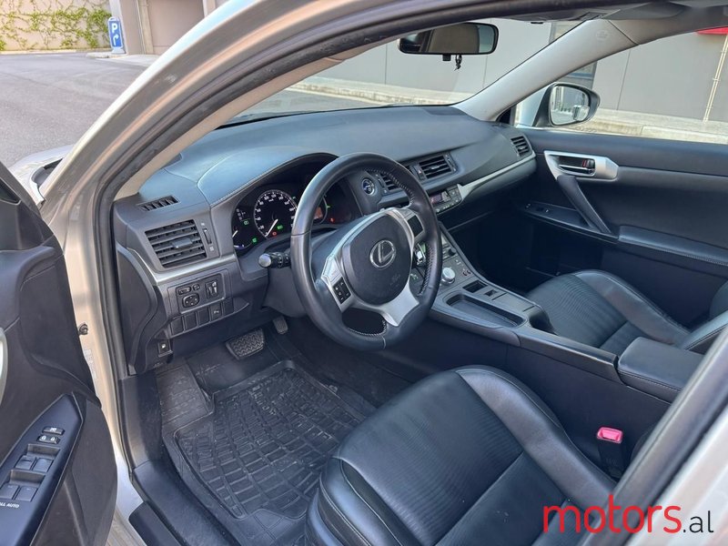 2011' Lexus CT 200h photo #2