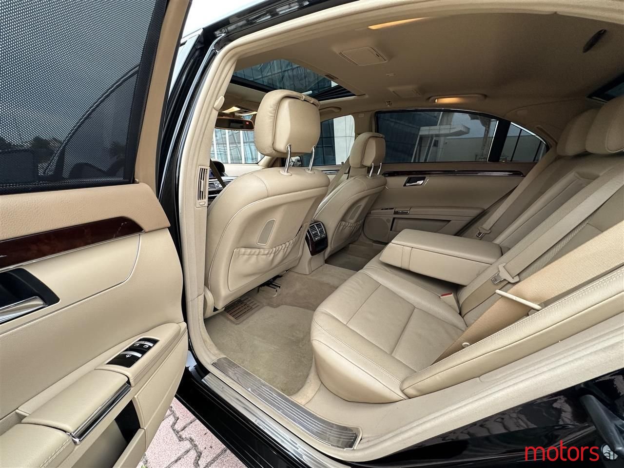 2011' Mercedes-Benz S 550 photo #3