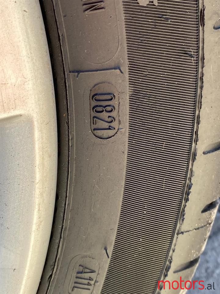 2011' Volkswagen Golf photo #5