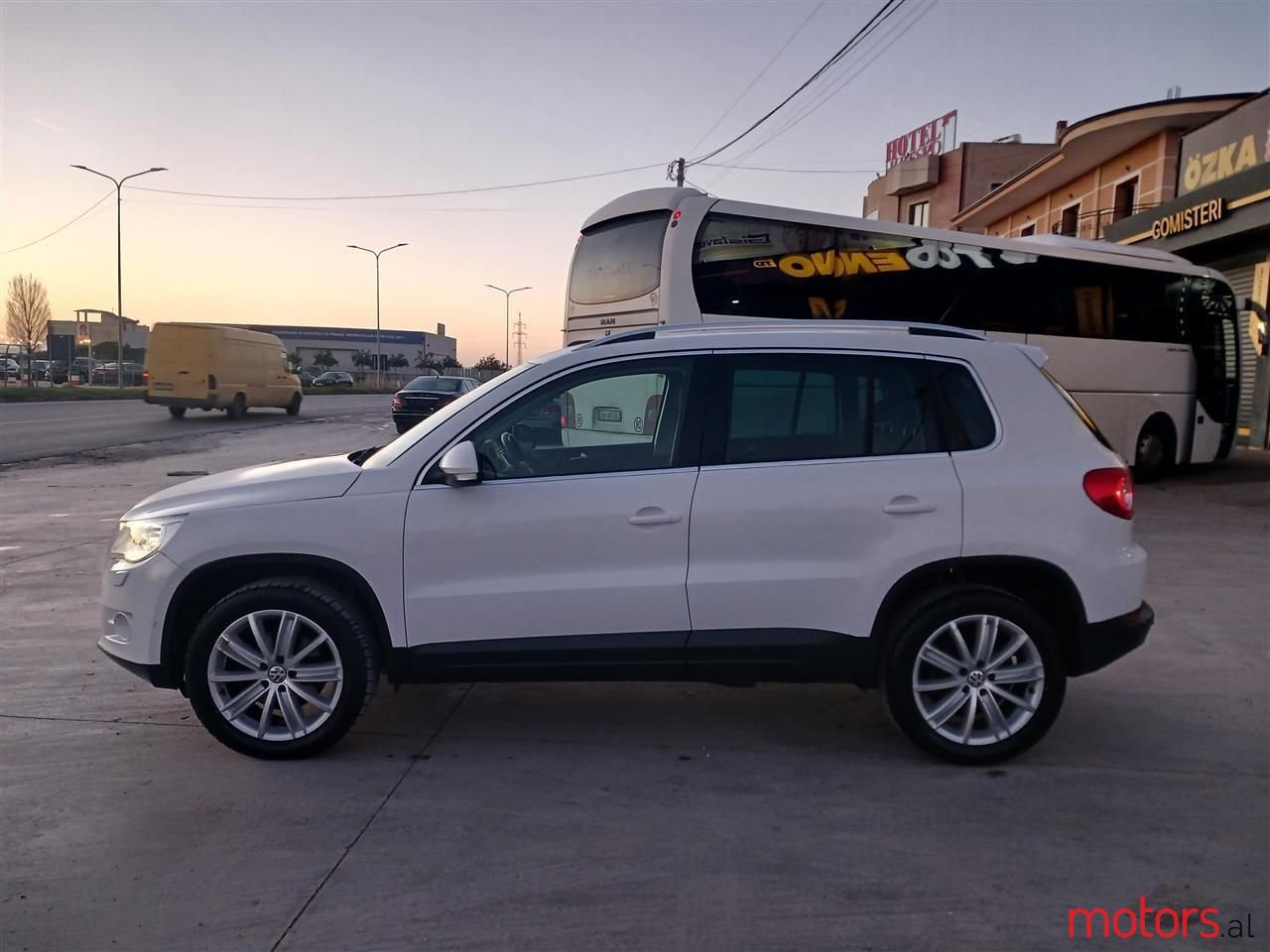 2010' Volkswagen Tiguan photo #5