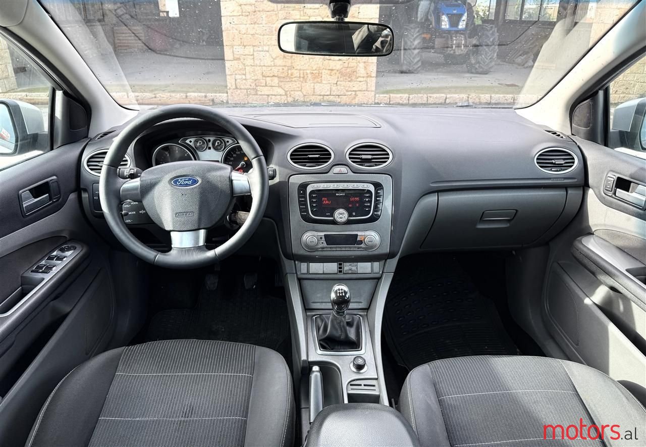 2010' Ford Focus photo #2