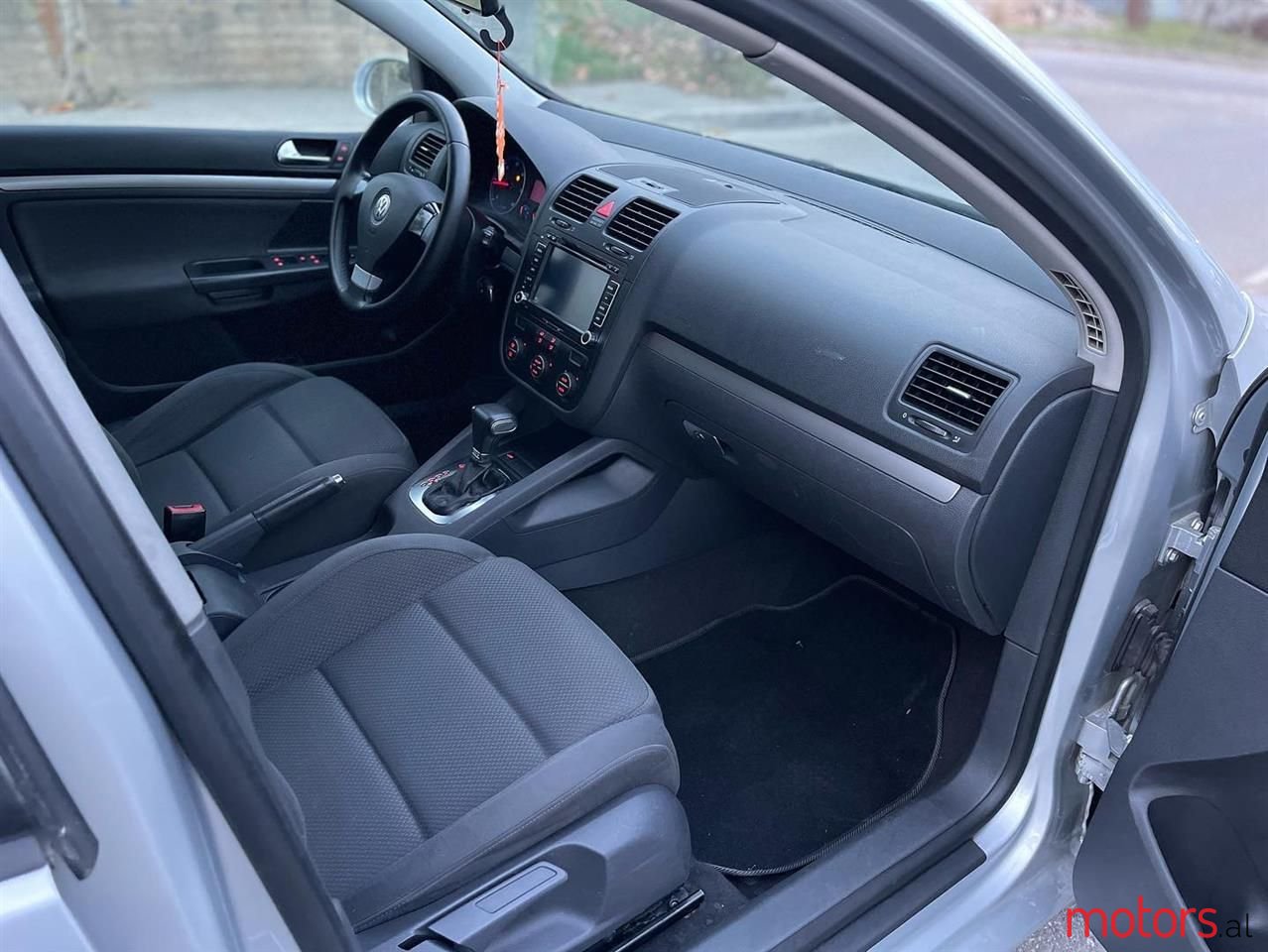 2005' Volkswagen Golf photo #3