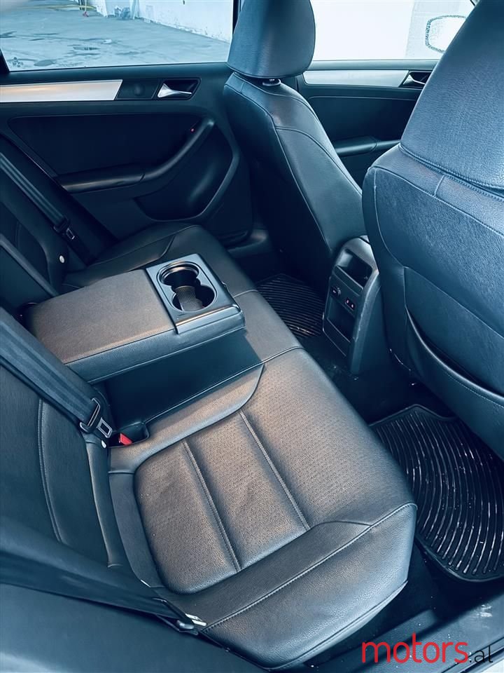 2011' Volkswagen Jetta photo #4