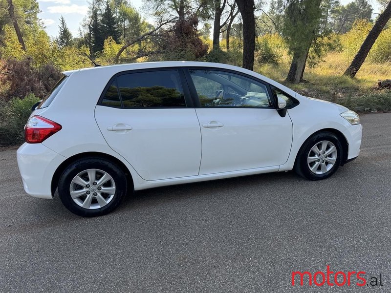 2012' Toyota Auris photo #4