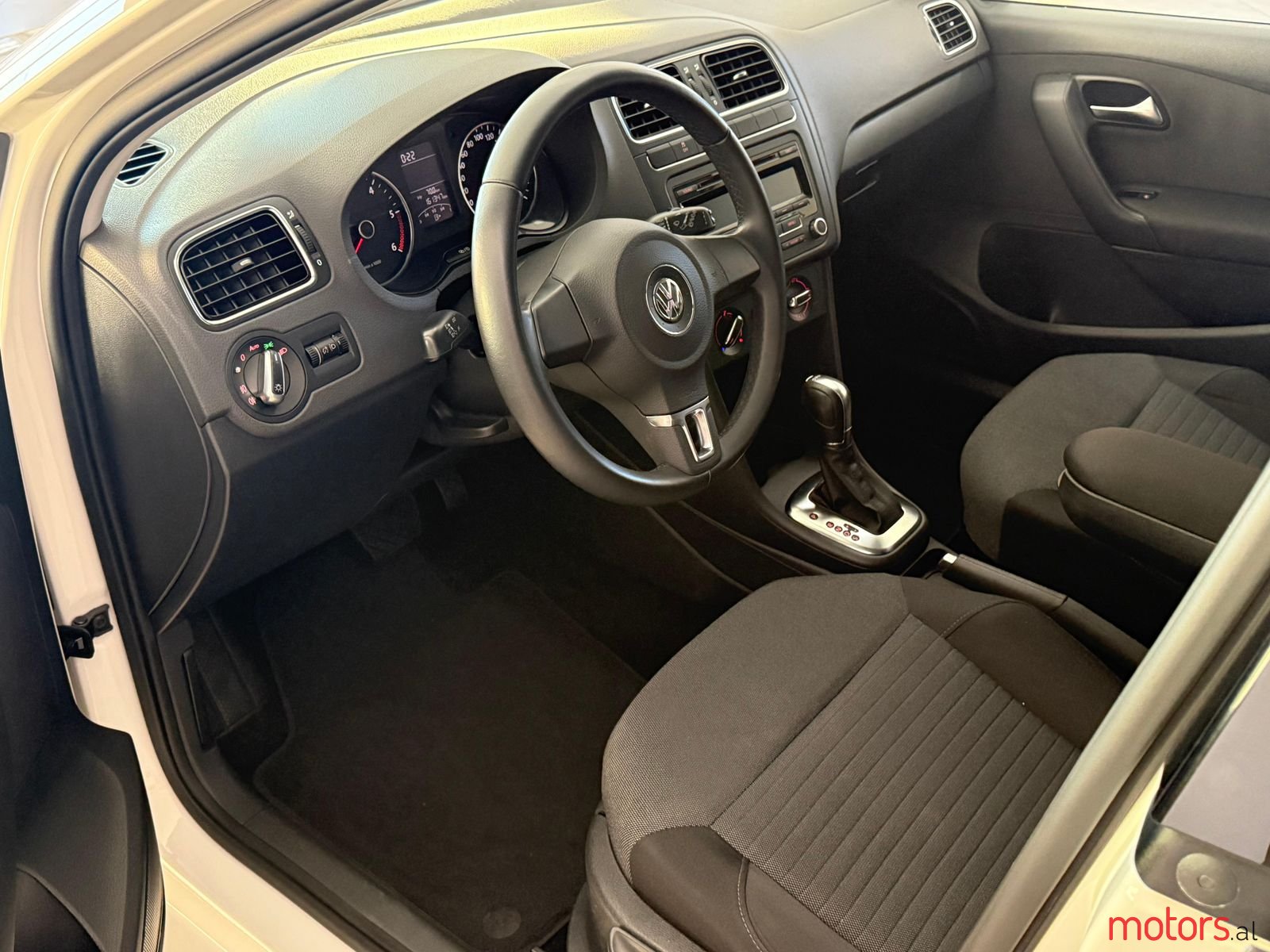 2013' Volkswagen Polo photo #1