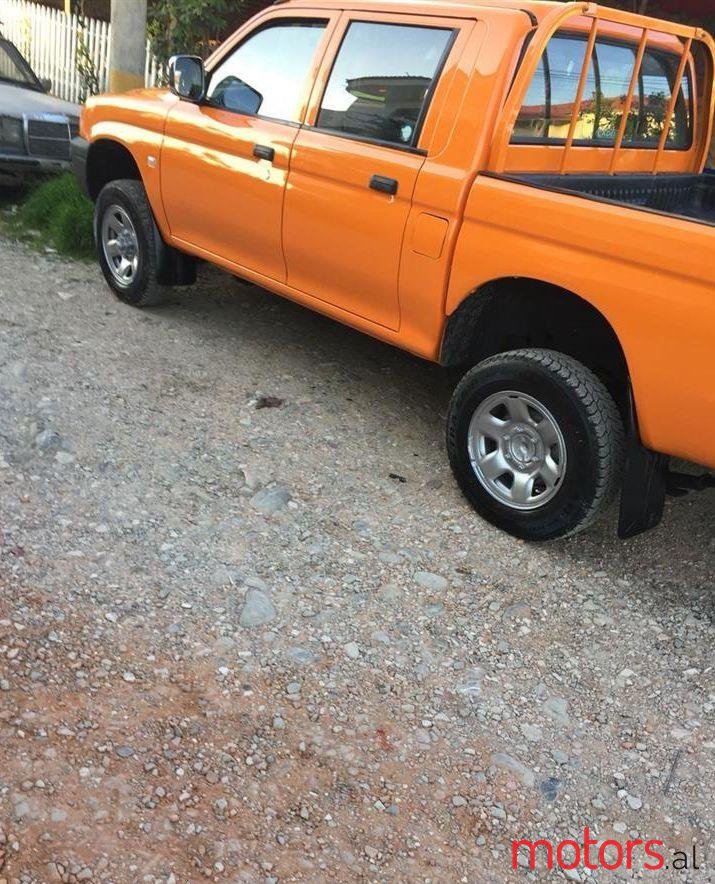 2004' Mitsubishi L200 photo #1