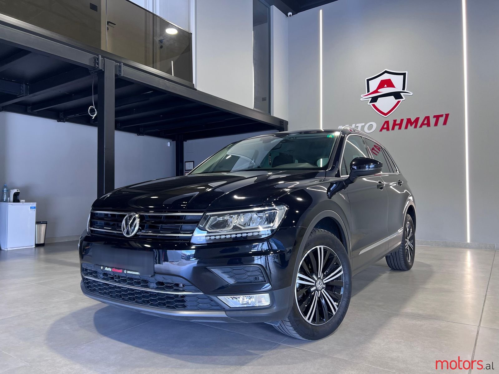 2016' Volkswagen Tiguan photo #2