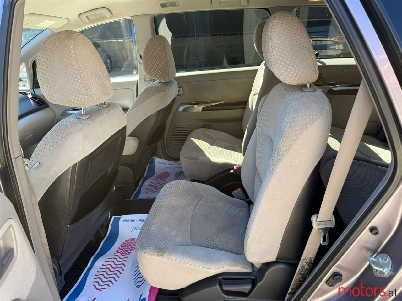 2005' Mitsubishi Grandis photo #5