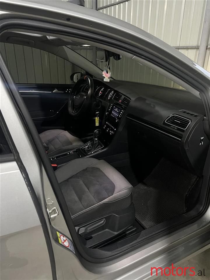 2015' Volkswagen Golf photo #2