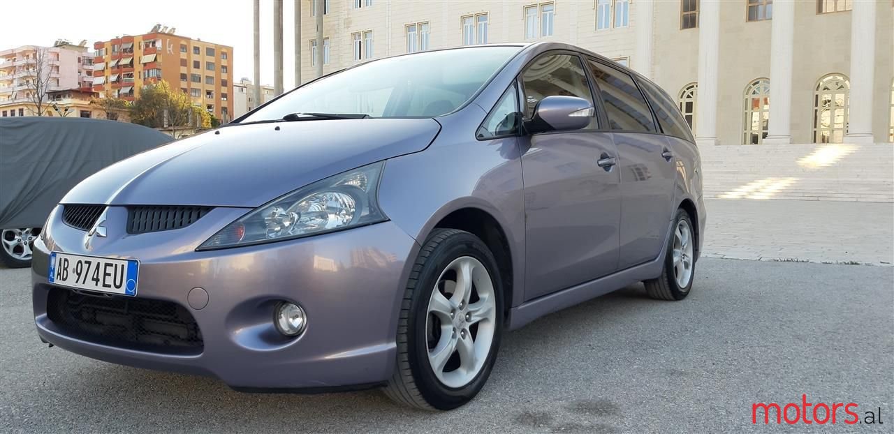 2005' Mitsubishi Grandis photo #1
