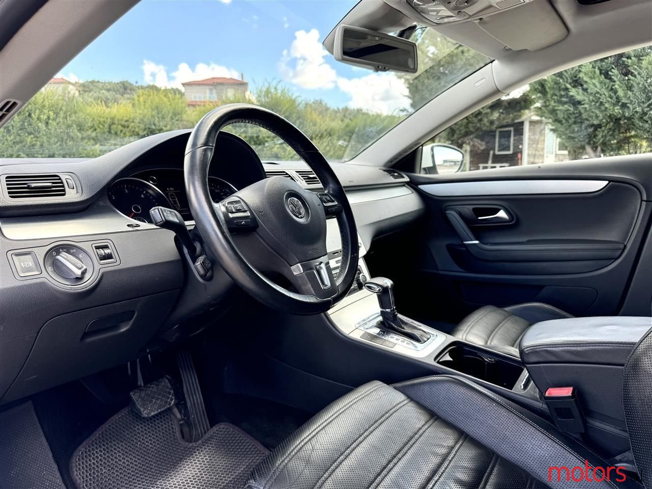 2010' Volkswagen Passat photo #3