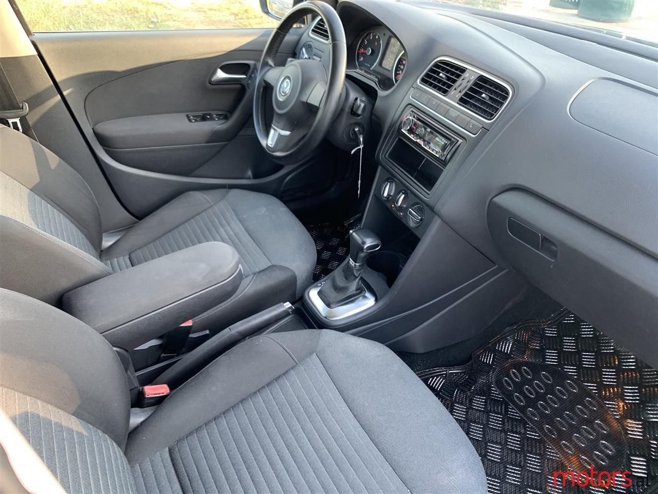 2010' Volkswagen Polo photo #2