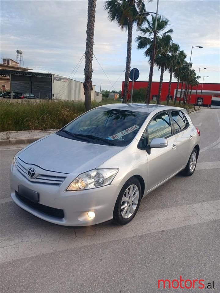 2012' Toyota Auris photo #2