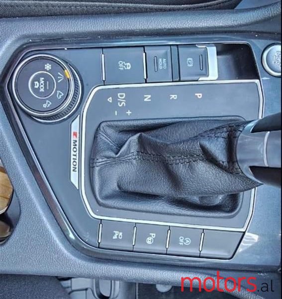 2017' Volkswagen Tiguan photo #2