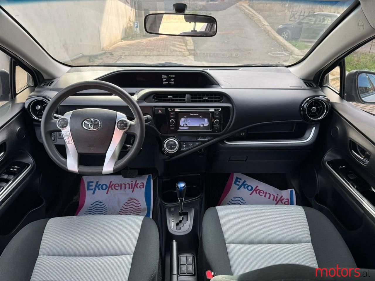 2015' Toyota Prius photo #4