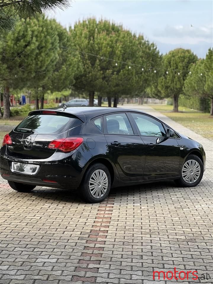 2011' Opel Astra photo #3