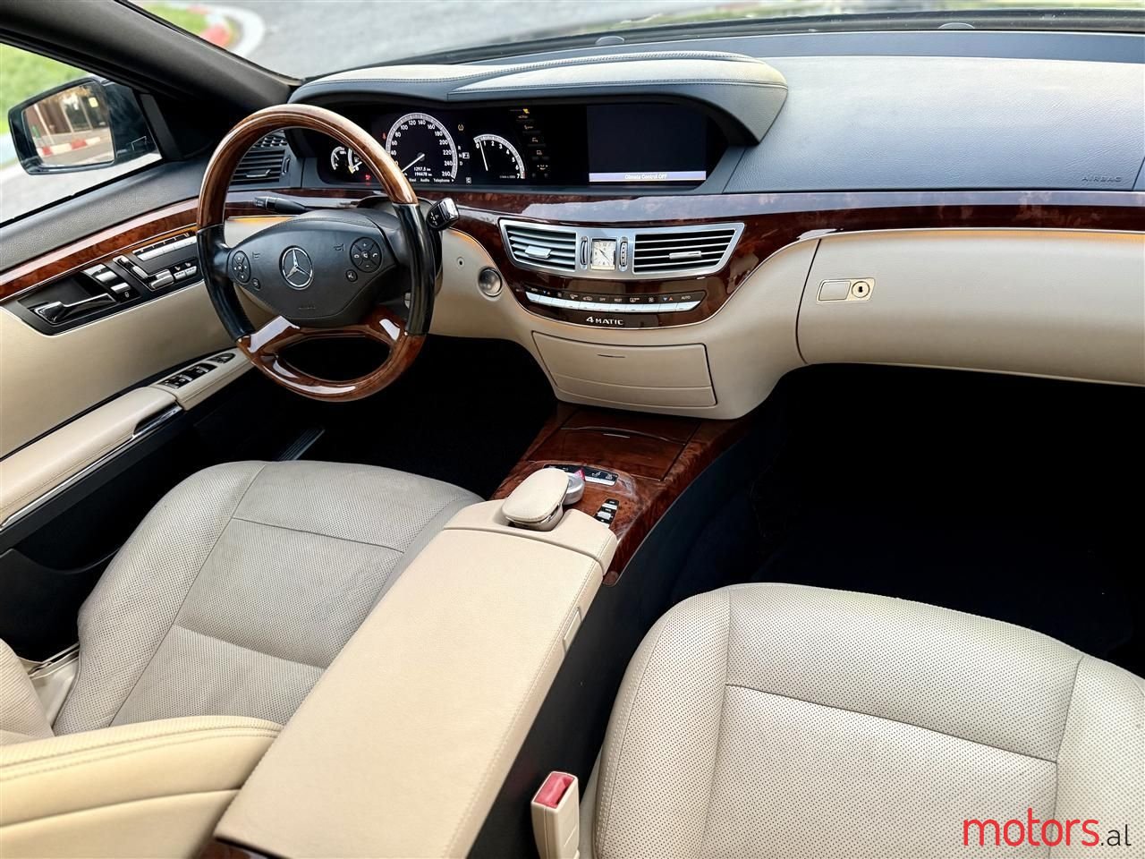 2011' Mercedes-Benz S 550 photo #2