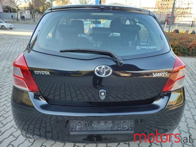 2011' Toyota Yaris photo #4