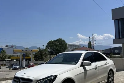 2015' Mercedes-Benz E 220