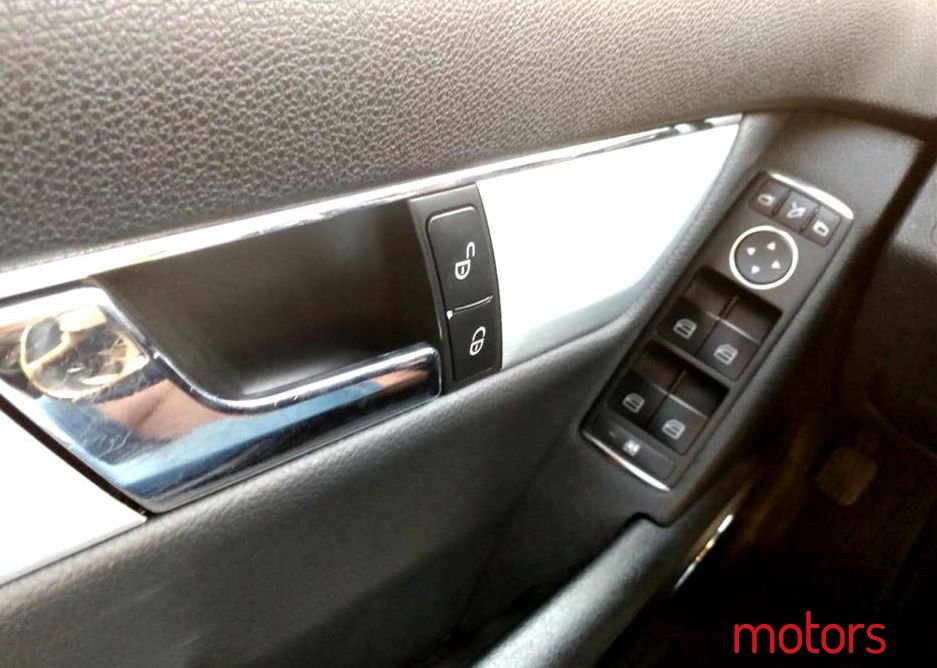 2010' Mercedes-Benz 220 photo #4