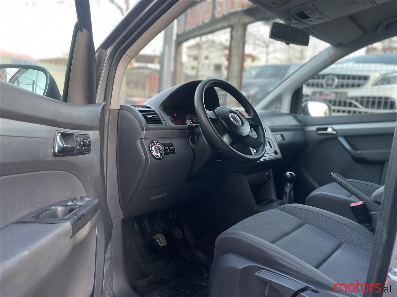 2005' Volkswagen Touran photo #3