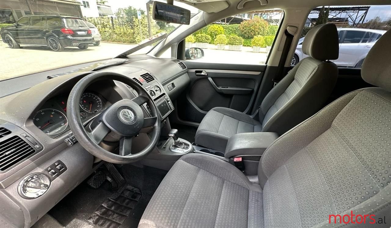 2006' Volkswagen Touran photo #2