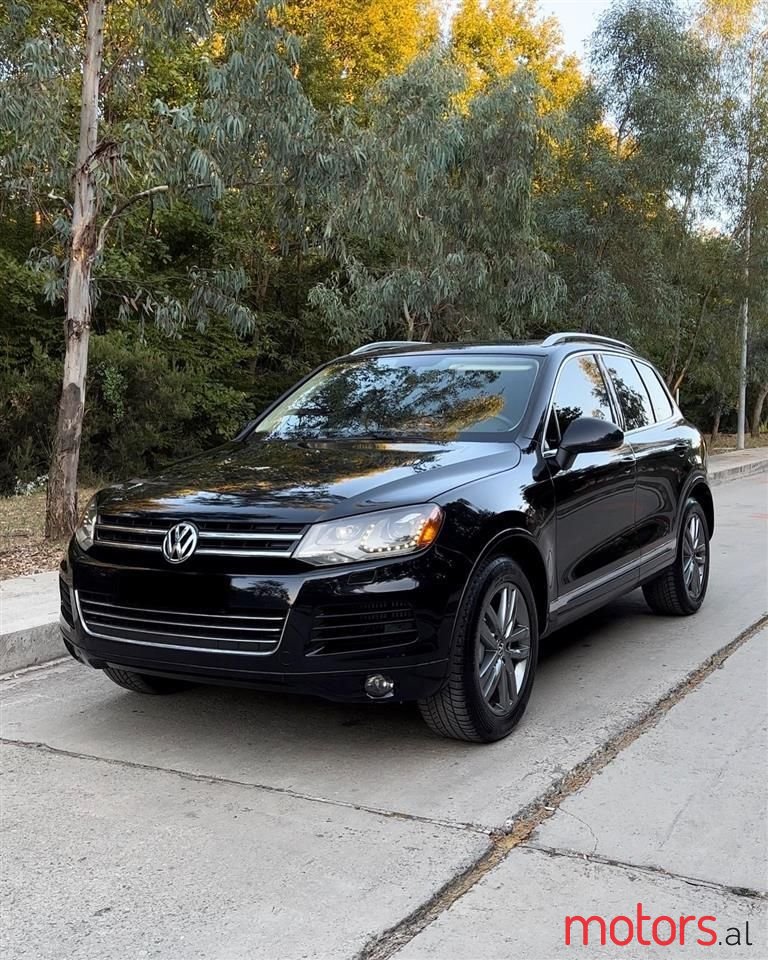 2013' Volkswagen Touareg photo #2