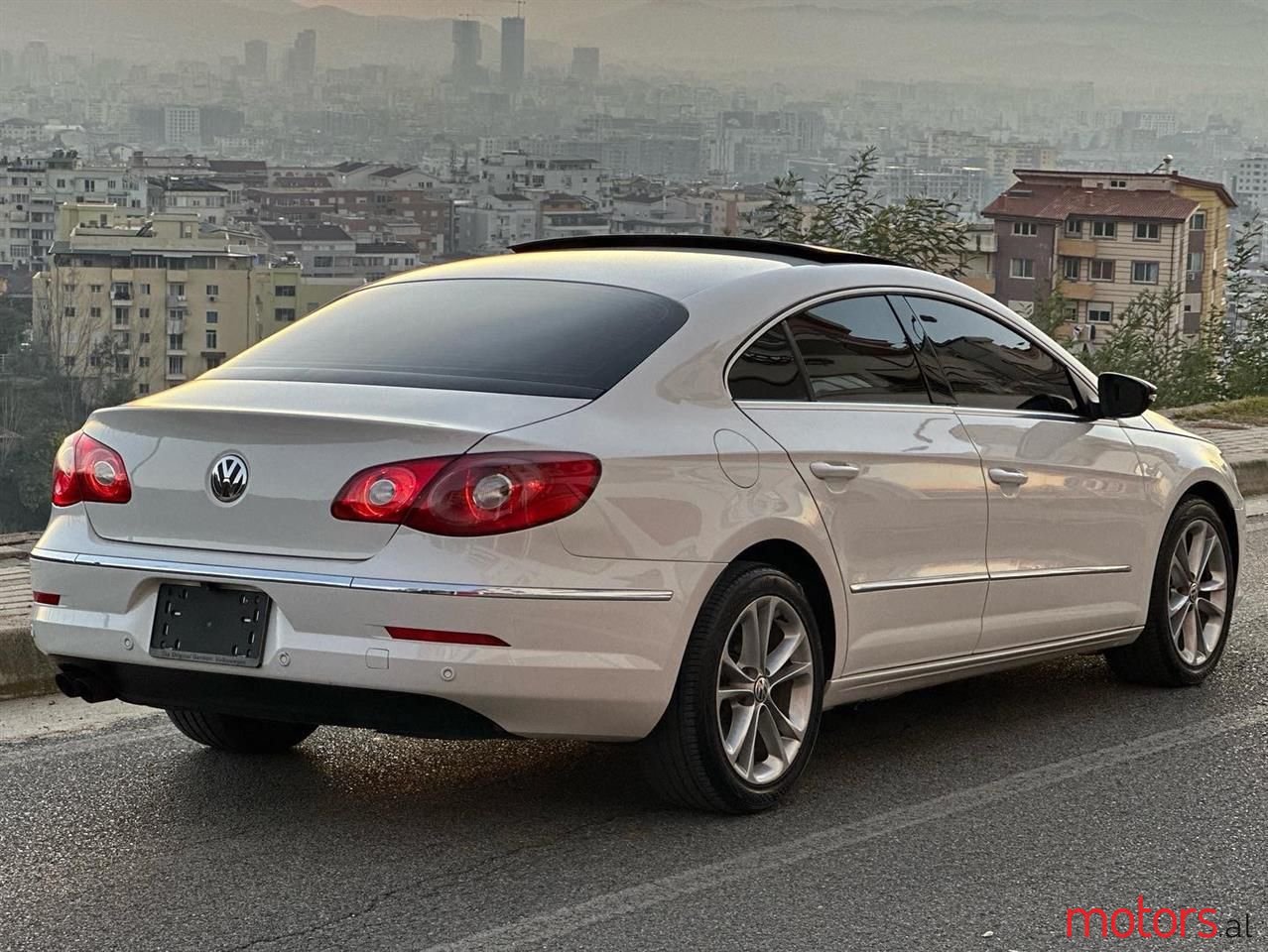 2010' Volkswagen Passat photo #4