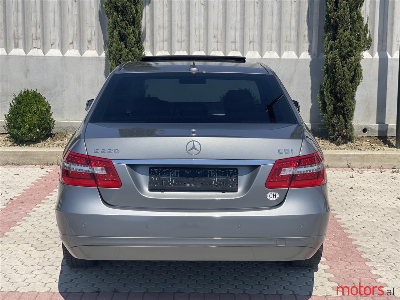 2011' Mercedes-Benz E 220 photo #5