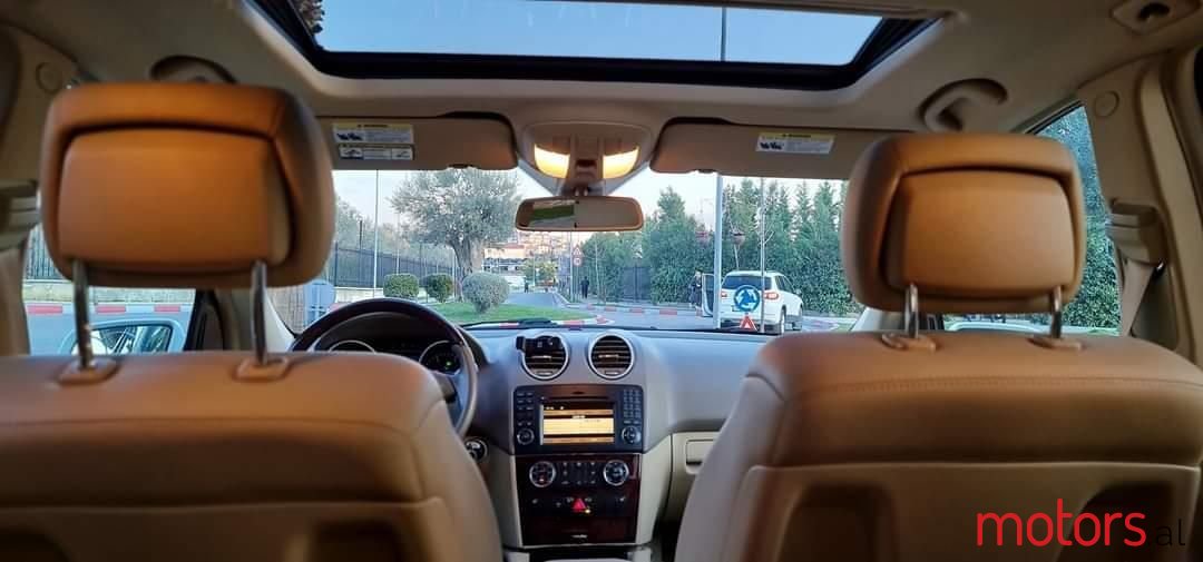 2010' Mercedes-Benz 350 photo #6