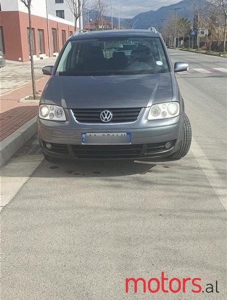 2004' Volkswagen Touran photo #2