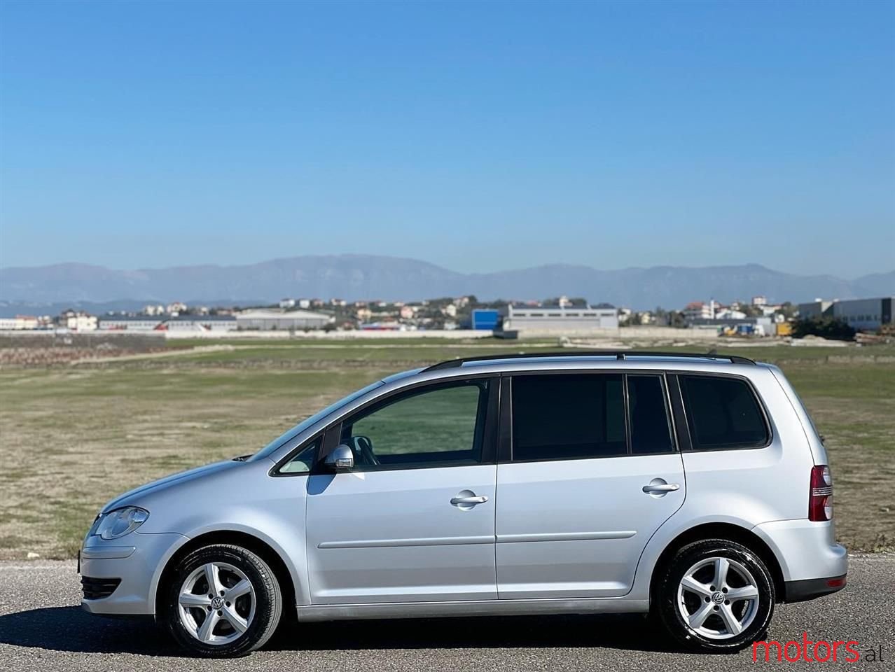2008' Volkswagen Touran photo #4