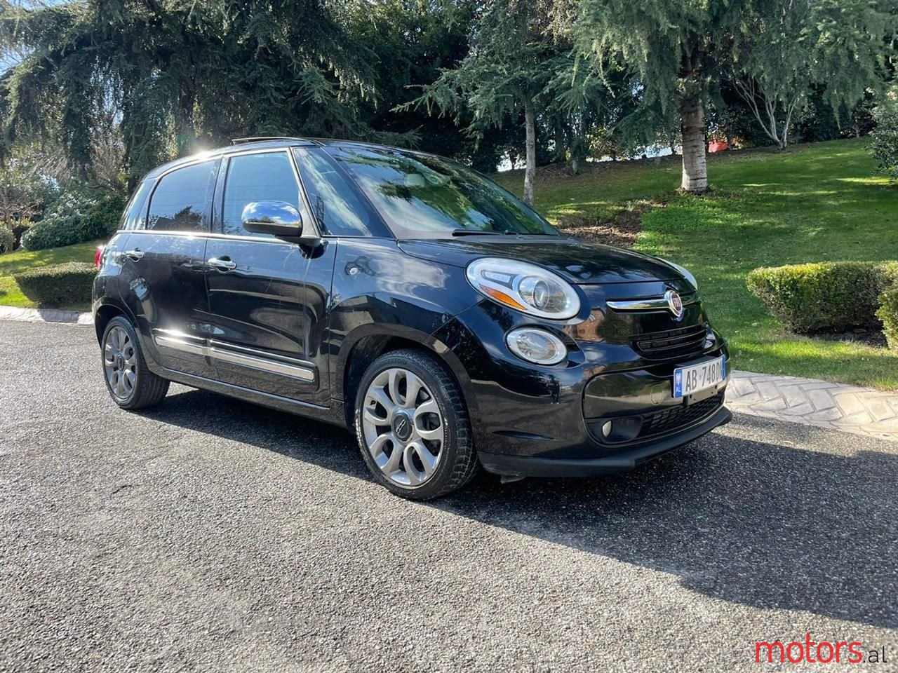 2015' Fiat 500L photo #3