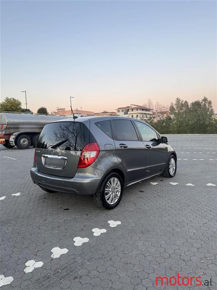 2012' Mercedes-Benz A 180 photo #5