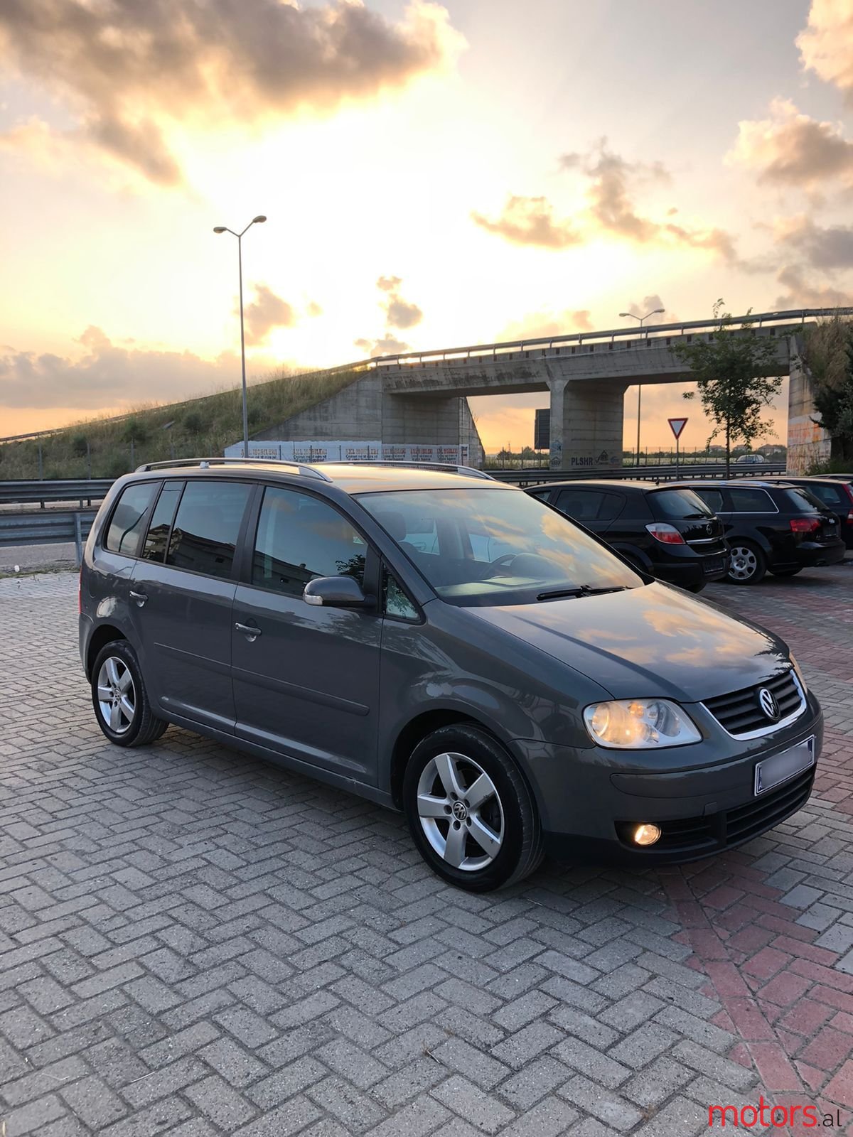 2006' Volkswagen Touran photo #2
