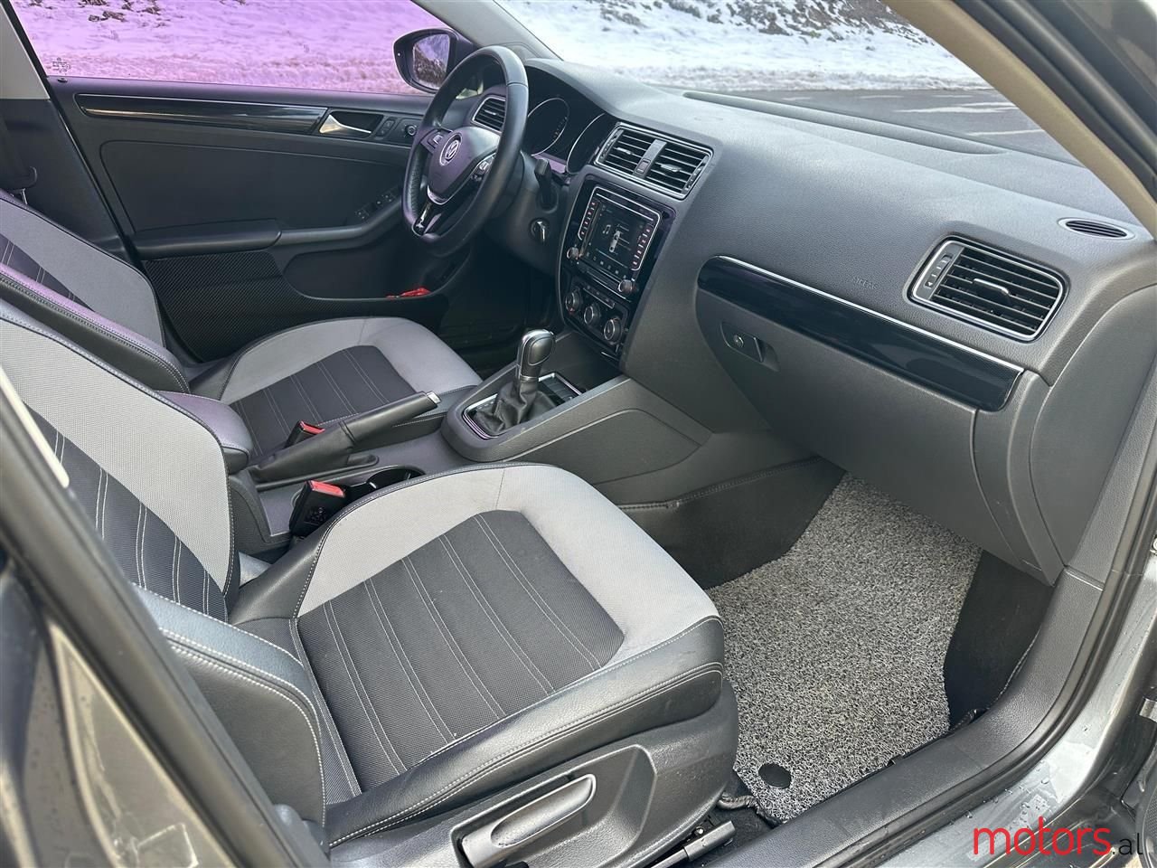 2015' Volkswagen Jetta photo #2