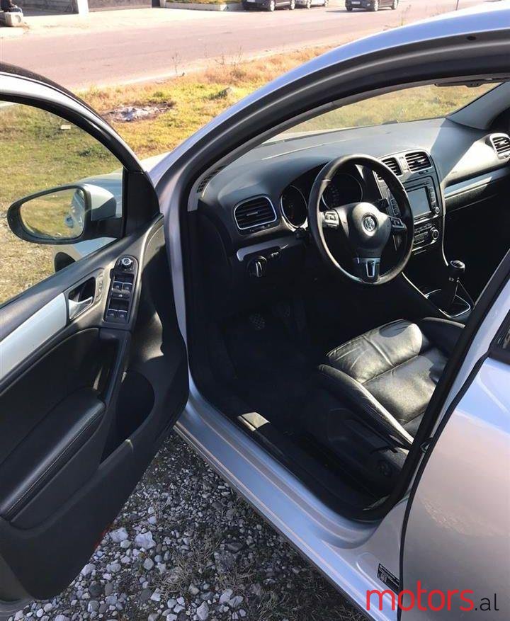 2008' Volkswagen Golf photo #4