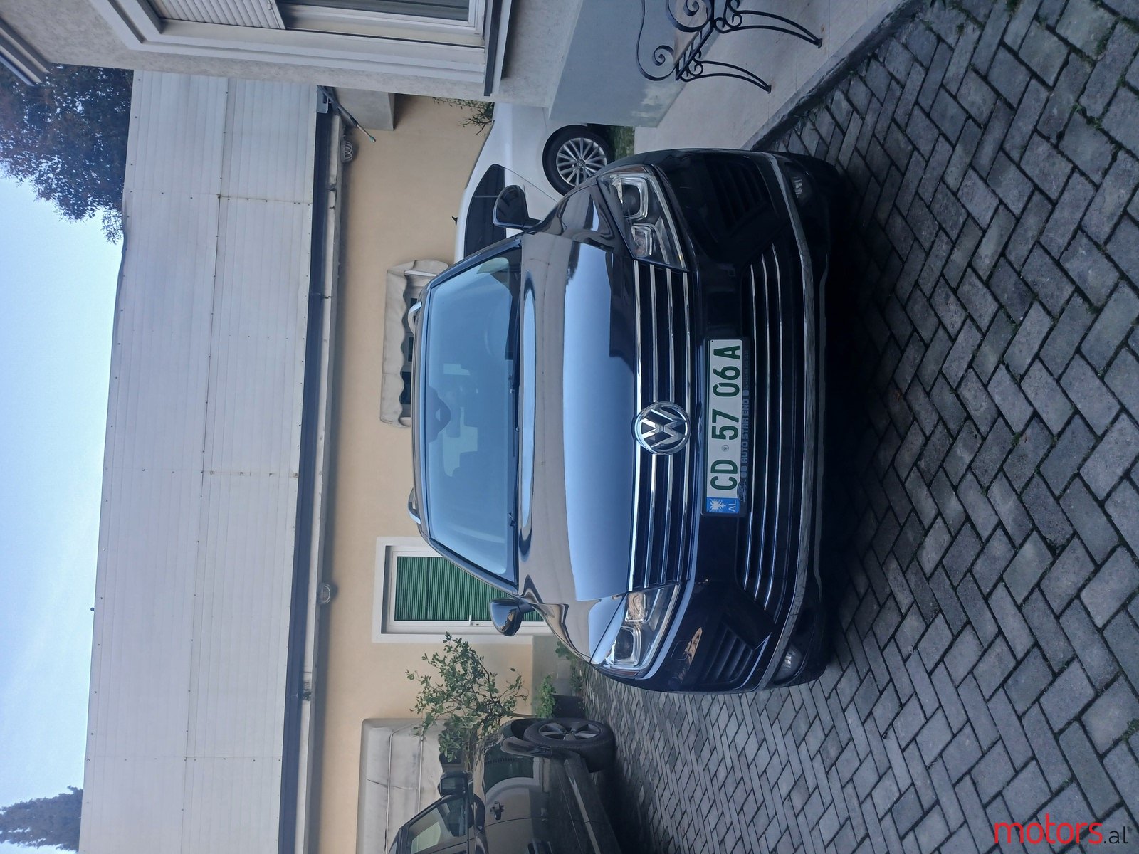 2016' Volkswagen Touareg photo #5