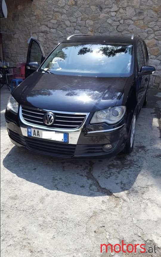 2008' Volkswagen Touran photo #1